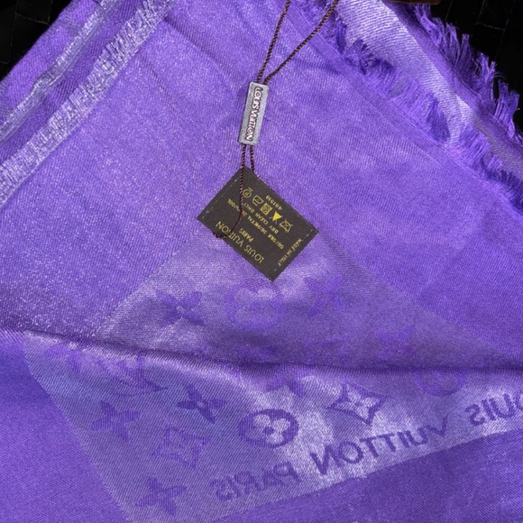 Louis Vuitton Monogramed Silk Shawl. 60% silk, 40% wool. - Picture 4 of 15